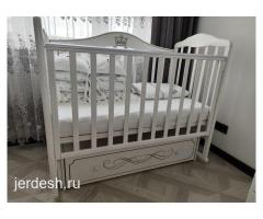 Продаю детскую кроватку и комодом